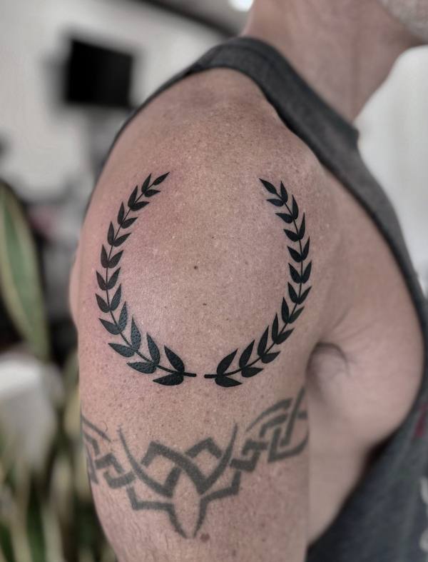 Blackwork laurel wreath tattoo by Cihan Pohrenk