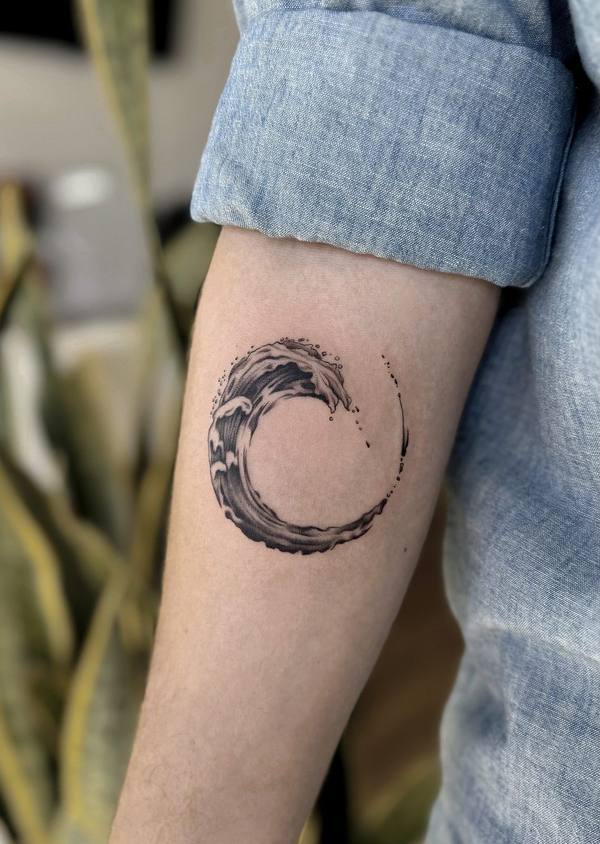 Fine line ocean wave tattoo by Cihan Pohrenk