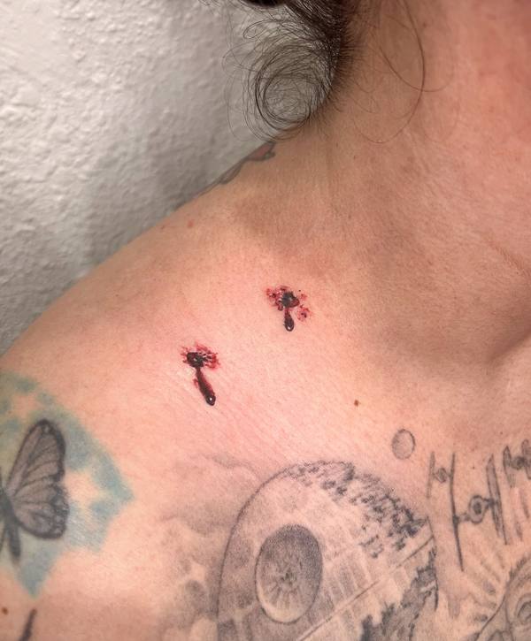 Realistic bleeding razor blades color shoulder tattoo by Cihan Pohrenk